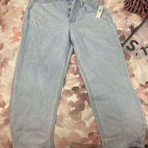 Old navy high rise button up jeans. Size 6 petite. Never worn .